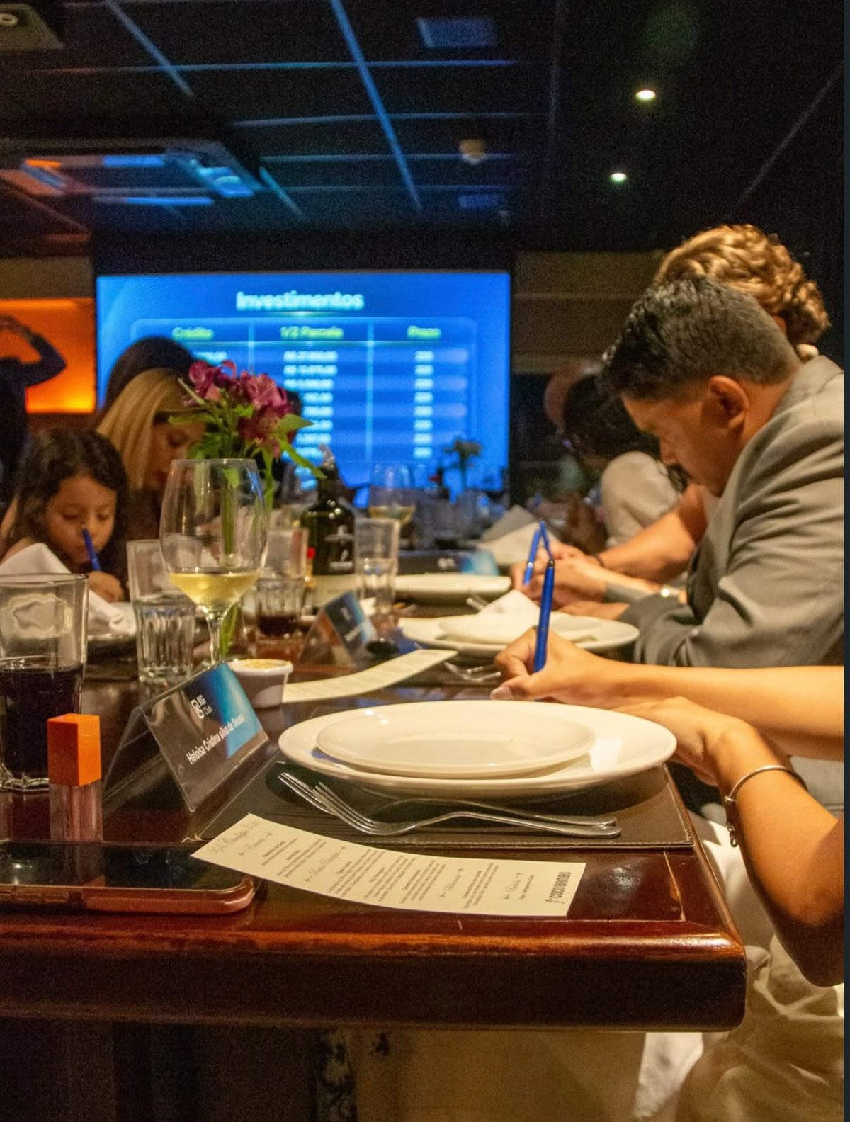 Convidados anotam durante a apresentação de investimentos