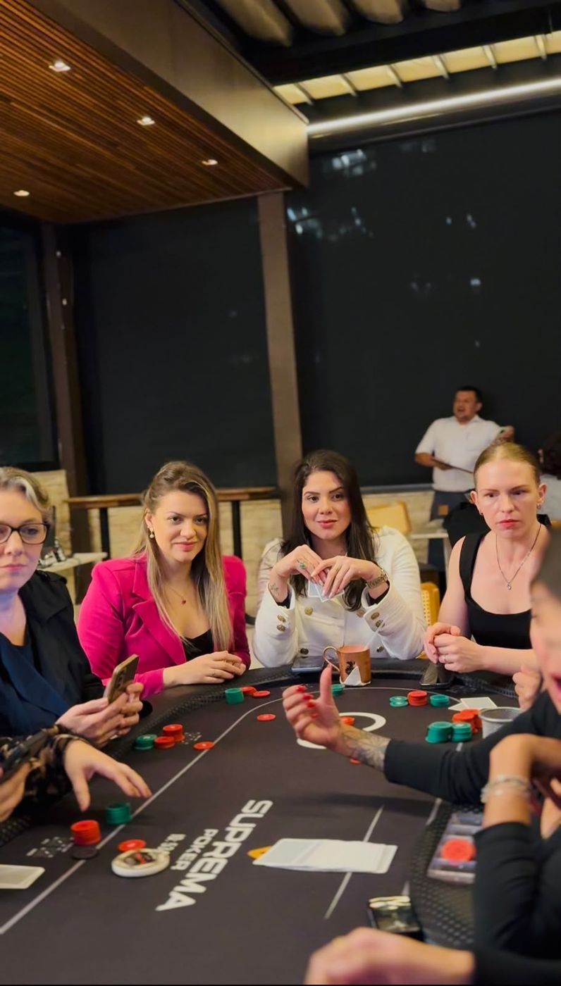 Mesa de poker em plena partida