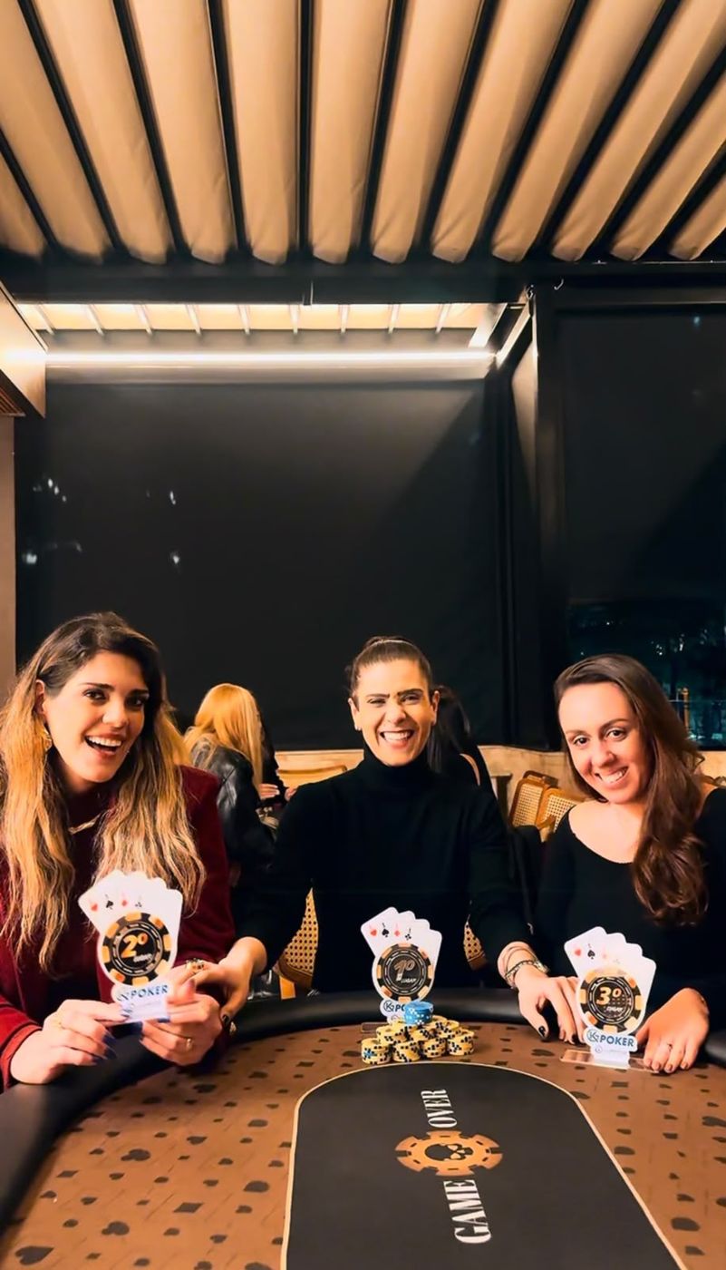 Cartas na mão e sorrisos à mesa
