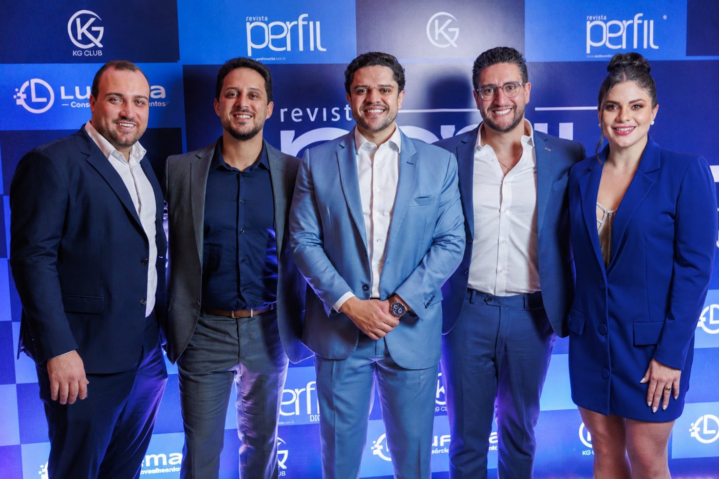 Convidados diante do painel da Revista Perfil, do KG CLUB e da Lufema