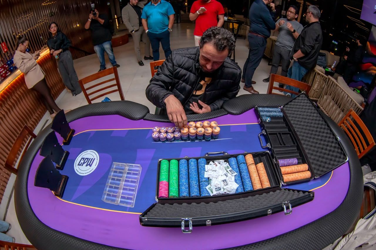 Fichas organizadas na mesa